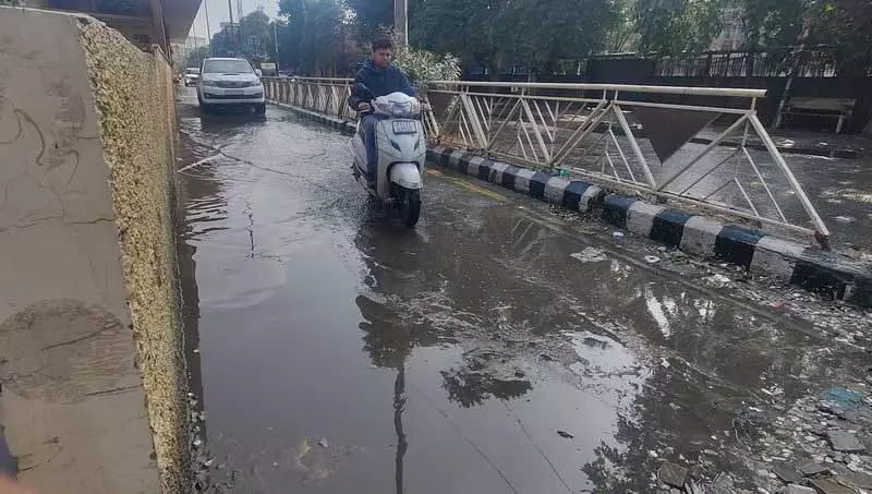 Amritsar में बारिश और ओलावृष्टि हुई, तापमान में गिरावट आई Amritsar में बारिश और ओलावृष्टि हुई, तापमान में गिरावट आई