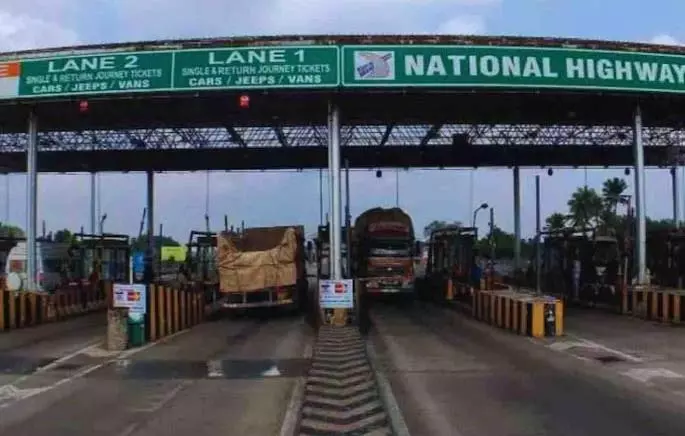 प्रशासन की लापरवाही के कारण toll plaza पर 12 लोगों की मौत। बेगुनाह लोगों की जान गई प्रशासन की लापरवाही के कारण toll plaza पर 12 लोगों की मौत। बेगुनाह लोगों की जान गई