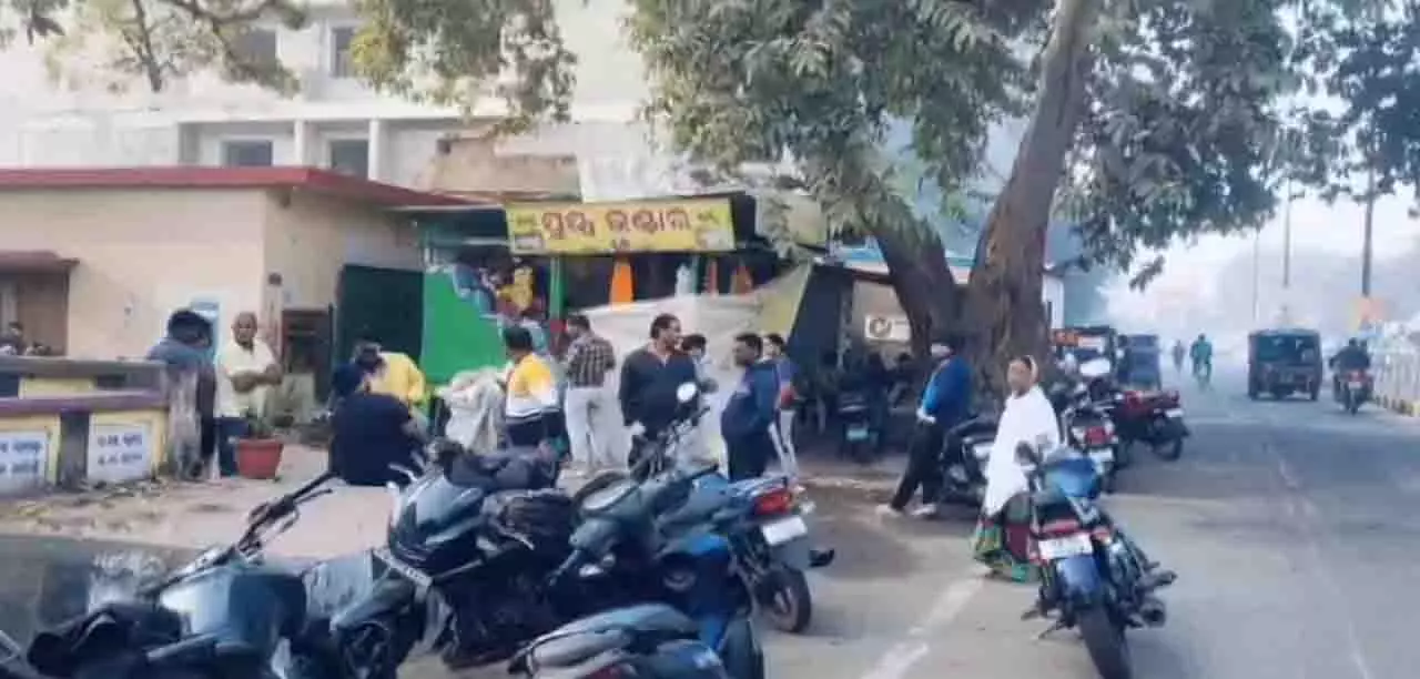 Puri में कॉलेज चौक के पास होटल कर्मचारी की हत्या, पुलिस ने जांच शुरू की Puri में कॉलेज चौक के पास होटल कर्मचारी की हत्या, पुलिस ने जांच शुरू की