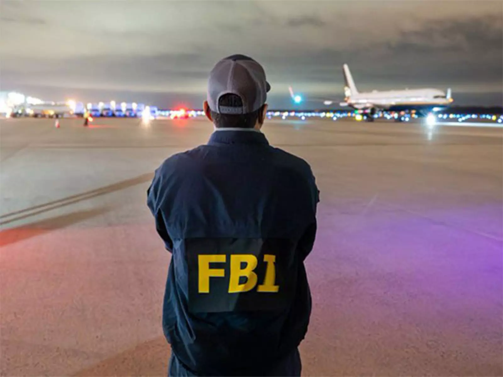FBI ने मैक्सिकन अधिकारियों के समन्वय से 10 साल बाद वांछित भगोड़े कैस्टिलो को गिरफ्तार कर लिया FBI ने मैक्सिकन अधिकारियों के समन्वय से 10 साल बाद वांछित भगोड़े कैस्टिलो को गिरफ्तार कर लिया