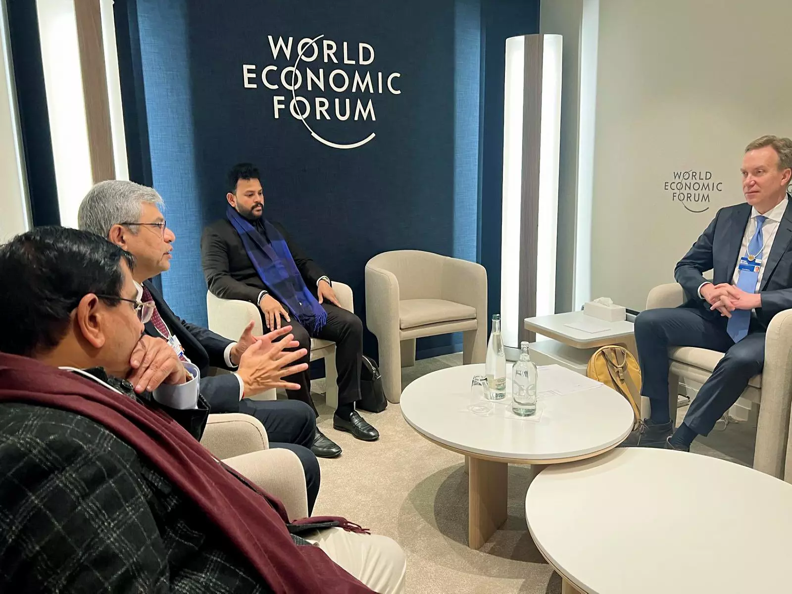 Davos: राम मोहन नायडू ने विश्व स्वास्थ्य सम्मेलन 2026 में वैश्विक नेताओं से की बातचीत Davos: राम मोहन नायडू ने विश्व स्वास्थ्य सम्मेलन 2026 में वैश्विक नेताओं से की बातचीत