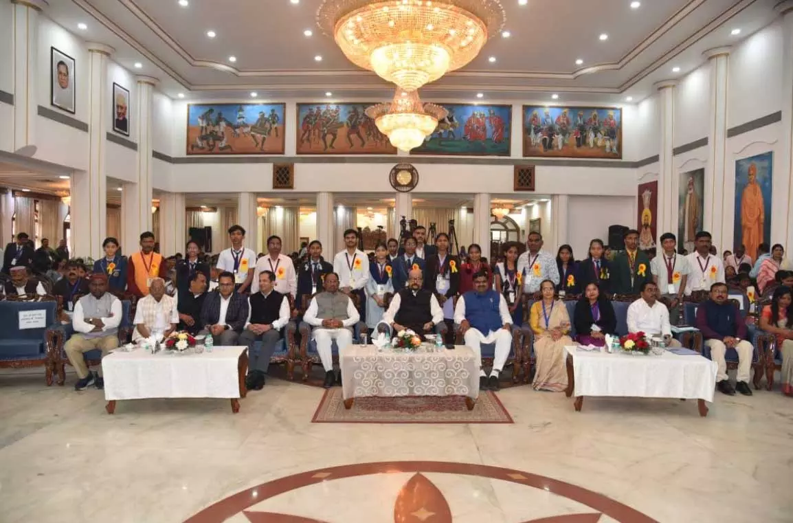 प्रतिभा सम्मान समारोह: राज्यपाल ने रायगढ़ के 10 विद्यार्थियों को प्रावीण्य के लिए किया सम्मानित प्रतिभा सम्मान समारोह: राज्यपाल ने रायगढ़ के 10 विद्यार्थियों को प्रावीण्य के लिए किया सम्मानित