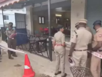 Perambalur में हिस्ट्री-शीटर को एस्कॉर्ट कर रही पुलिस गाड़ी पर बम, 3 घायल Perambalur में हिस्ट्री-शीटर को एस्कॉर्ट कर रही पुलिस गाड़ी पर बम, 3 घायल