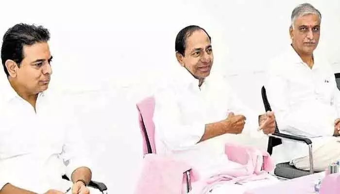 SIT पूछताछ के बाद KCR से मिले केटीआर: फोन टैपिंग मामले में हुई चर्चा की जानकारी दी SIT पूछताछ के बाद KCR से मिले केटीआर: फोन टैपिंग मामले में हुई चर्चा की जानकारी दी
