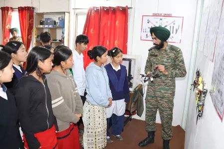 भारतीय सेना ने छात्रों के लिए सैनिकों के साथ बैरक में एक दिन का आयोजन किया भारतीय सेना ने छात्रों के लिए सैनिकों के साथ बैरक में एक दिन का आयोजन किया