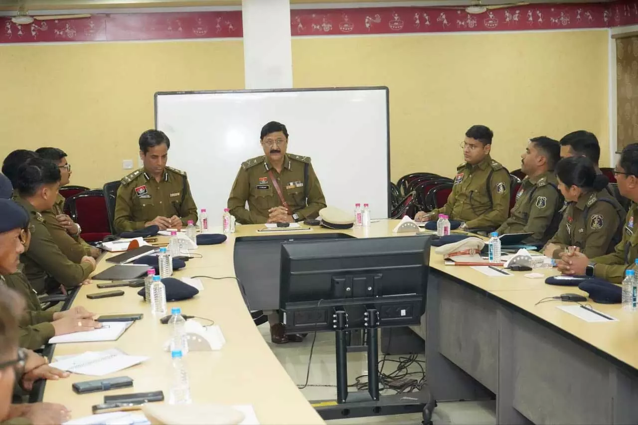 रायपुर पुलिस कमिश्नर ने ली क्राइम मीटिंग रायपुर पुलिस कमिश्नर ने ली क्राइम मीटिंग