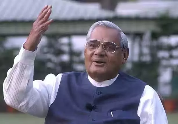 रायपुर साहित्य उत्सव में स्व. अटल बिहारी वाजपेयी जी की स्मृति में हुआ काव्य पाठ रायपुर साहित्य उत्सव में स्व. अटल बिहारी वाजपेयी जी की स्मृति में हुआ काव्य पाठ