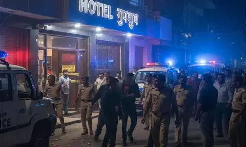 Jammu-Kashmir: Hotel की आड़ में चल रहा गंदा खेल, पुलिस ने अचानक की छापेमारी Jammu-Kashmir: Hotel की आड़ में चल रहा गंदा खेल, पुलिस ने अचानक की छापेमारी