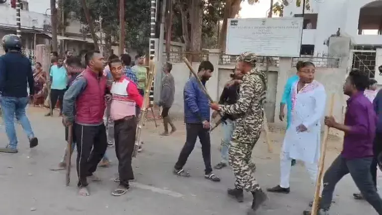 Tripura: पुलिस ने कैलाशहर में गुटीय झड़प को शांत करने के लिए लाठीचार्ज और ब्लैंक फायर का इस्तेमाल