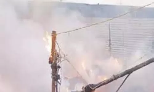 Prayagraj: माघ मेले में फिर लगी आग, शिविर में रखा सामान जला Prayagraj: माघ मेले में फिर लगी आग, शिविर में रखा सामान जला