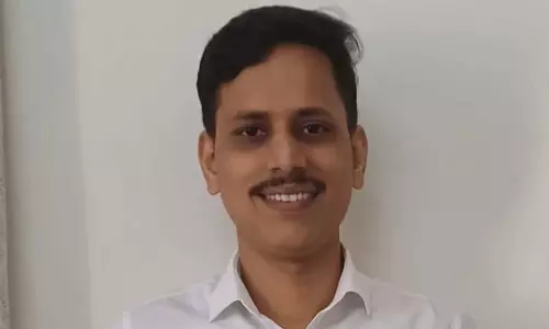 लोकल ट्रेन में कॉलेज प्रोफेसर की हत्या, चाकू मारकर अज्ञात अपराधी फरार