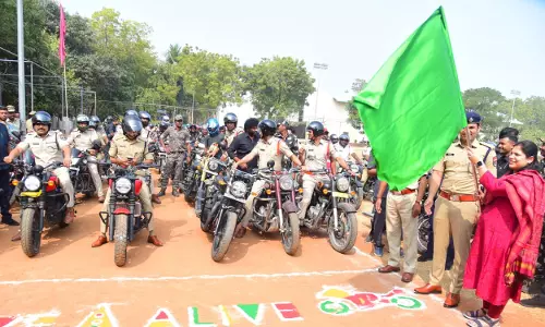 सड़क सुरक्षा के बारे में जागरूकता फैलाने के लिए करीमनगर में बाइक रैली निकाली गई सड़क सुरक्षा के बारे में जागरूकता फैलाने के लिए करीमनगर में बाइक रैली निकाली गई
