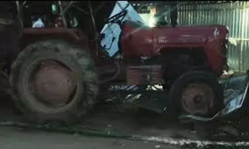 Bihar: घर में जा घुसा बेकाबू ट्रैक्टर, तीन लोग घायल Bihar: घर में जा घुसा बेकाबू ट्रैक्टर, तीन लोग घायल