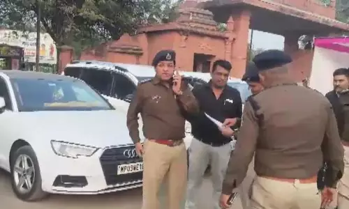 कारों की हेरा-फेरी करने वाला मास्टरमाइंड अरेस्ट, कई लग्जरी गाड़ियां जब्त कारों की हेरा-फेरी करने वाला मास्टरमाइंड अरेस्ट, कई लग्जरी गाड़ियां जब्त