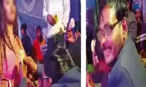 रोजगार सहायक नौकरी से निकाला गया, डांसर पर उड़ाए थे नोट रोजगार सहायक नौकरी से निकाला गया, डांसर पर उड़ाए थे नोट