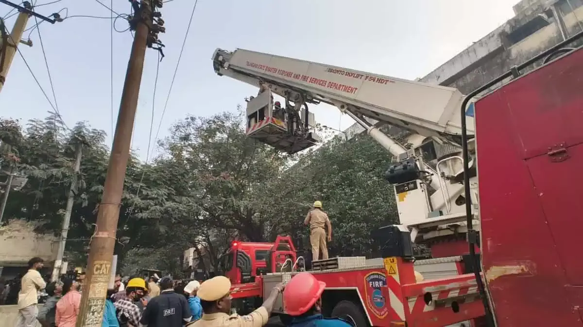 Hyderabad: नामपल्ली में भीषण आग लगी, लोगों के फंसे होने की आशंका