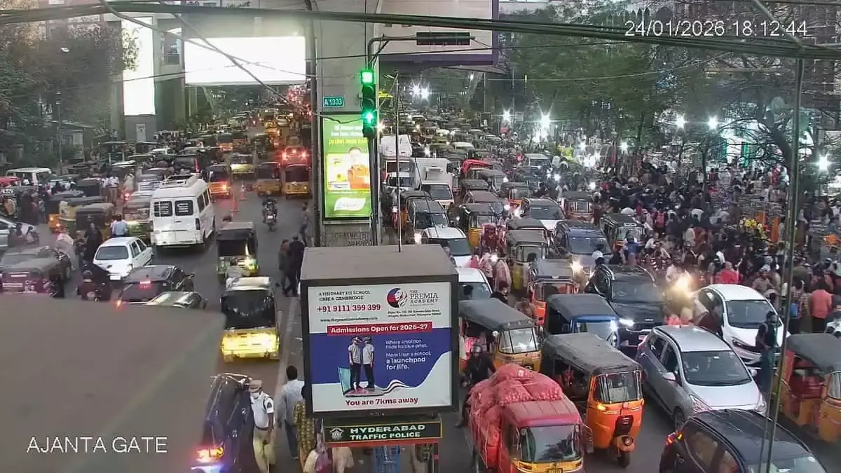 Hyderabad: आग लगने की वजह से नामपल्ली में भारी ट्रैफिक Hyderabad: आग लगने की वजह से नामपल्ली में भारी ट्रैफिक