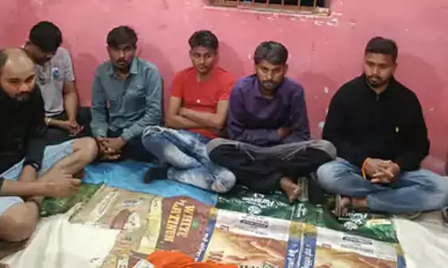 21 जुआरी गिरफ्तार, 2 लाख कैश और 25 मोबाइल जब्त