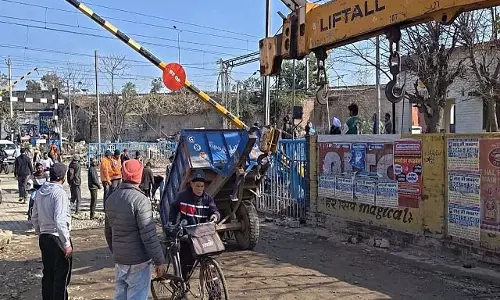 Punjab: रेलवे क्रॉसिंग पर हादसा, ड्राइवर ने कूदकर बचाई जान Punjab: रेलवे क्रॉसिंग पर हादसा, ड्राइवर ने कूदकर बचाई जान