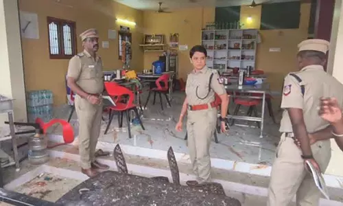 Perambalur के पास देसी बम से बदमाश को मारने की कोशिश: 2 सुरक्षाकर्मी घायल Perambalur के पास देसी बम से बदमाश को मारने की कोशिश: 2 सुरक्षाकर्मी घायल