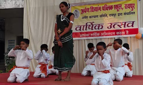 मौन से सजीव हुई मंच की धड़कनें