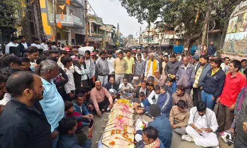 Indore : भागीरथपुरा में विरोध प्रदर्शन के लिए परिवार ने शव को सड़क पर रखा