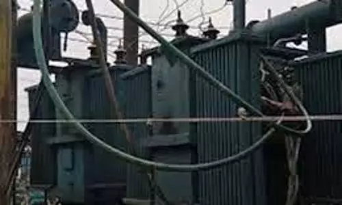 Hamirpur: बिजली ठीक करते समय ट्रांसर्फामर से गिरा कर्मचारी घायल Hamirpur: बिजली ठीक करते समय ट्रांसर्फामर से गिरा कर्मचारी घायल
