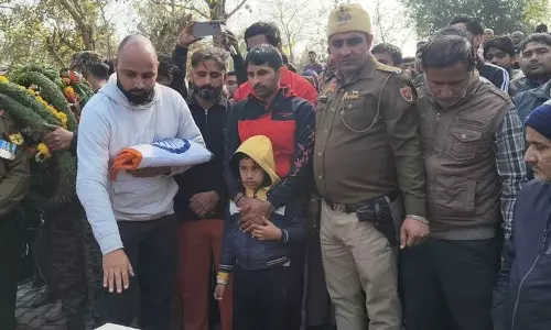 Yamunanagar में सेना के जवान का पूरे सम्मान के साथ अंतिम संस्कार किया गया। Yamunanagar में सेना के जवान का पूरे सम्मान के साथ अंतिम संस्कार किया गया।