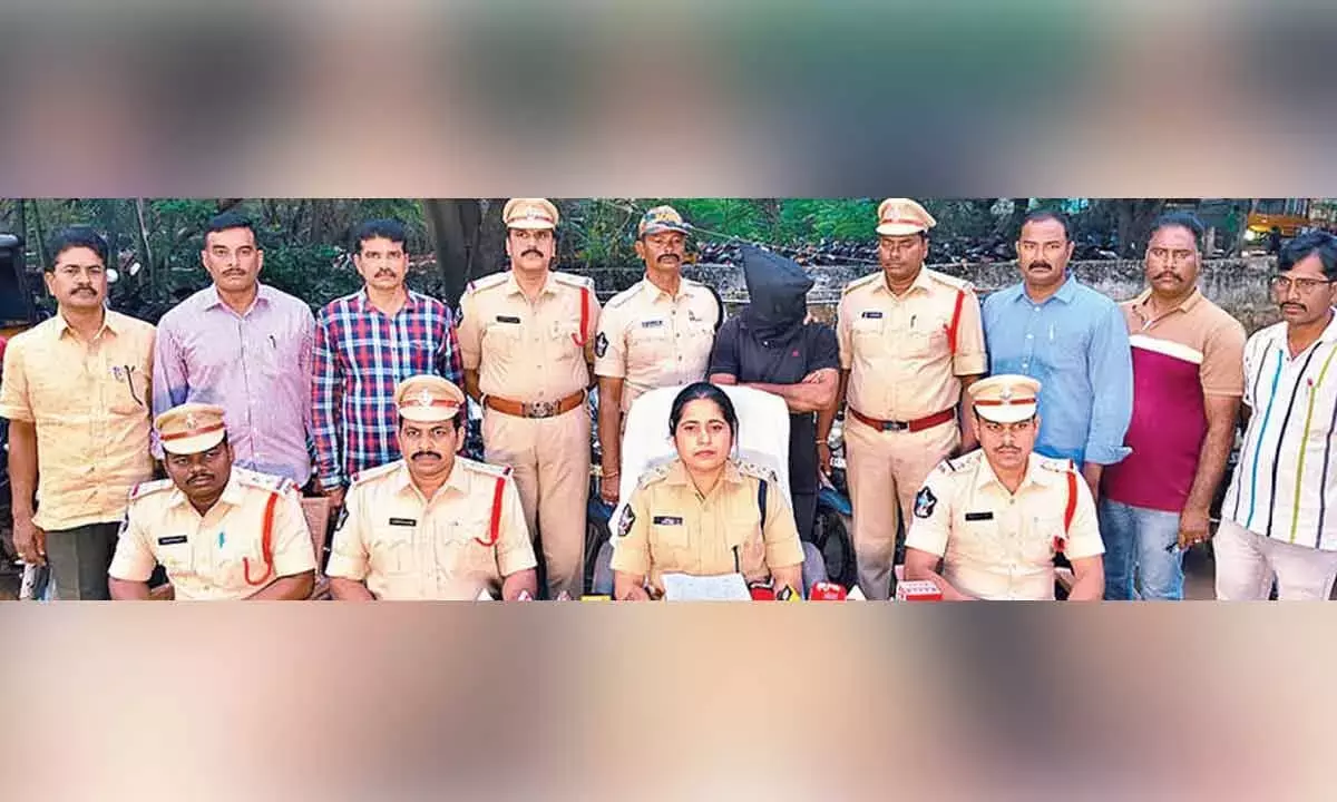 Andhra: पुलिस ने बाइक चोर को गिरफ्तार किया