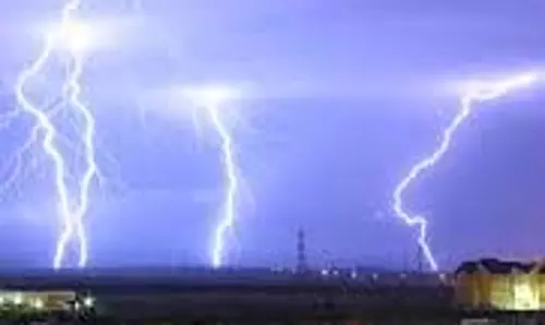 Hathras: वाहर टोल प्लाजा पर आकाशीय बिजली गिरने से अफरा-तफरी Hathras: वाहर टोल प्लाजा पर आकाशीय बिजली गिरने से अफरा-तफरी