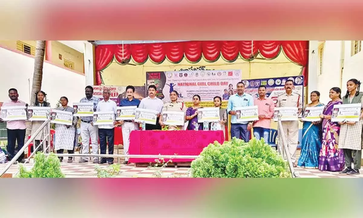 Andhra: चुनौतियों का सामना करने में साहसी बनें, लड़कियों को प्रोत्साहित किया गया Andhra: चुनौतियों का सामना करने में साहसी बनें, लड़कियों को प्रोत्साहित किया गया