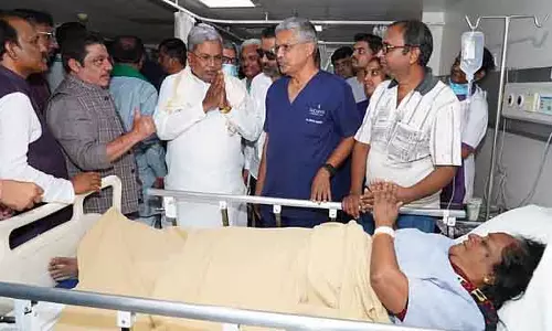 कटआउट गिरने से तीन लोग घायल: CM ने घायलों का हालचाल पूछा, ज़रूरी मदद का आश्वासन दिया कटआउट गिरने से तीन लोग घायल: CM ने घायलों का हालचाल पूछा, ज़रूरी मदद का आश्वासन दिया