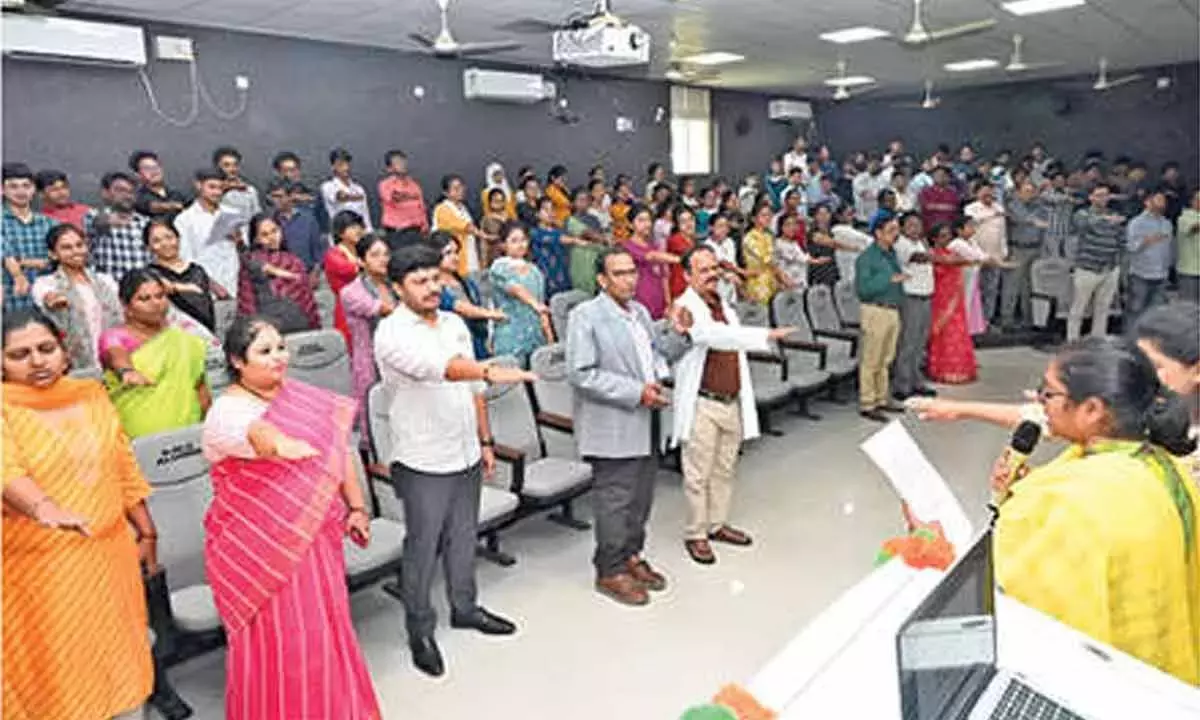 Andhra: स्वच्छचंद्र रैली ने मेडिकल कॉलेज में स्वच्छता के प्रति जागरूकता बढ़ाई