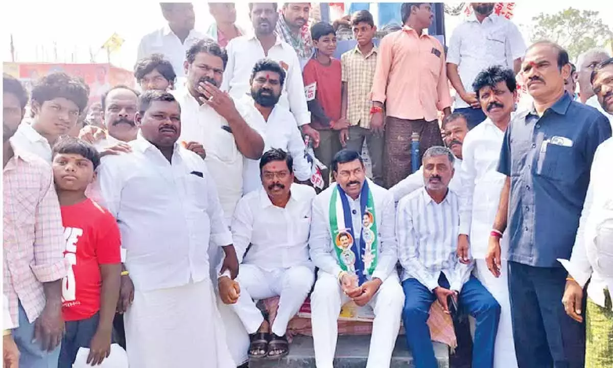 Andhra: अडोनी जिले की मांग को लेकर आलूर में पूर्ण बंद
