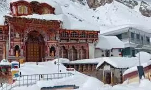 Uttarakhand: इन जगहों पर कई फुट जमी बर्फ, सड़क मार्ग बंद Uttarakhand: इन जगहों पर कई फुट जमी बर्फ, सड़क मार्ग बंद