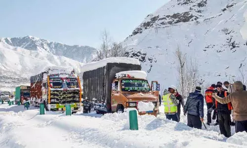 भारी बर्फबारी से  Srinagar-Jammu हाईवे दूसरे दिन भी बंद