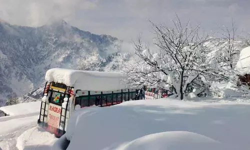 कश्मीर में ताज़ा बर्फबारी, Srinagar-Jammu नेशनल हाईवे आंशिक रूप से बहाल