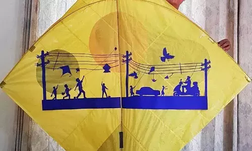 Basant Panchami पर 6-फीट की पतंग खतरनाक गट्टू के खिलाफ चेतावनी दे रही है Basant Panchami पर 6-फीट की पतंग खतरनाक गट्टू के खिलाफ चेतावनी दे रही है