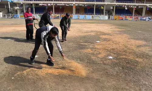 जालंधर में बारिश के बाद MC के 100 कर्मचारियों ने गणतंत्र दिवस के लिए स्टेडियम तैयार किया जालंधर में बारिश के बाद MC के 100 कर्मचारियों ने गणतंत्र दिवस के लिए स्टेडियम तैयार किया