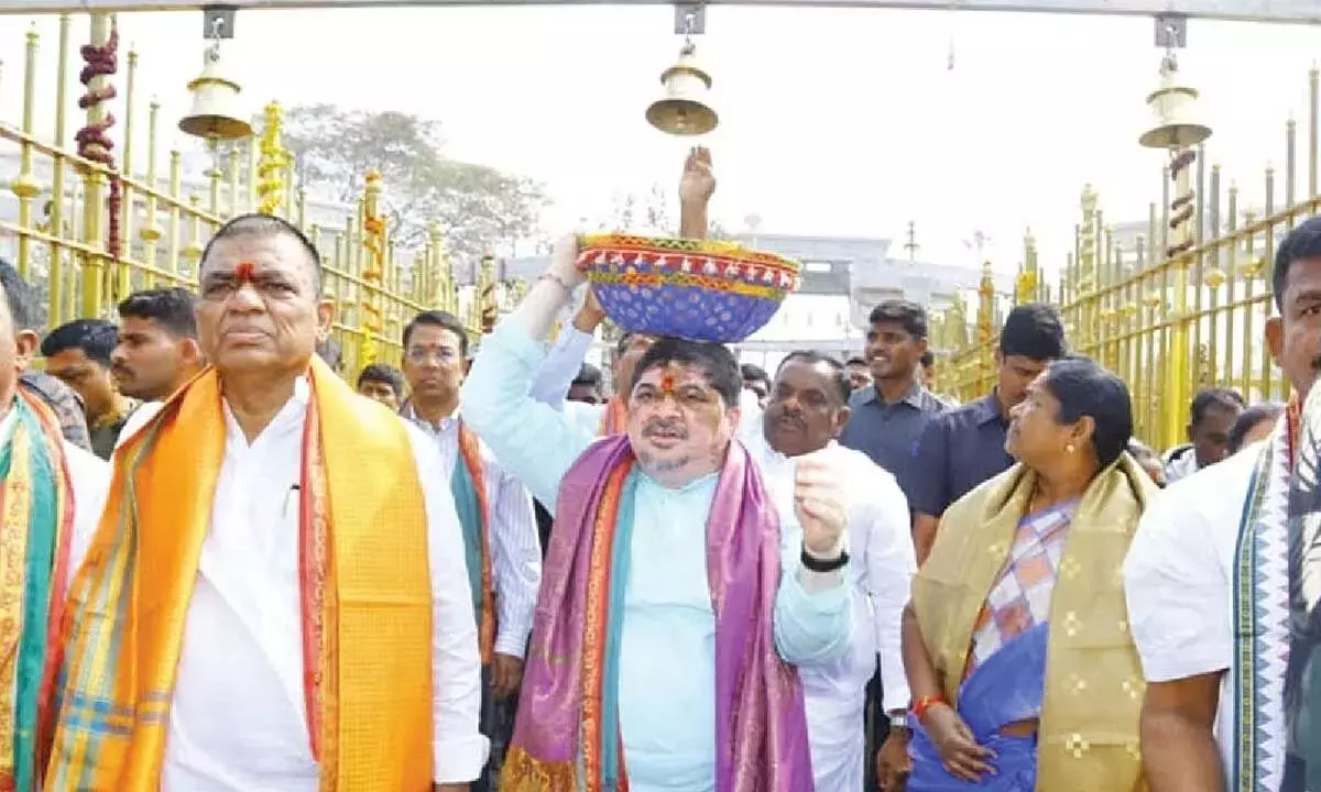 Telangana: पोन्नम प्रभाकर का मेदाराम में भव्य स्वागत Telangana: पोन्नम प्रभाकर का मेदाराम में भव्य स्वागत