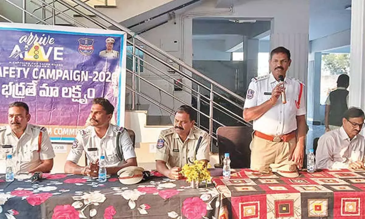Telangana: नाबालिगों द्वारा गाड़ी चलाने के खतरों के बारे में जागरूकता पैदा की गई Telangana: नाबालिगों द्वारा गाड़ी चलाने के खतरों के बारे में जागरूकता पैदा की गई