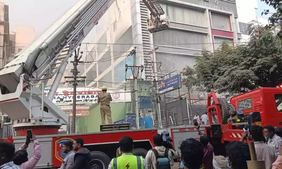 Nampally आग हादसा: दो शव बरामद, बाकी लोगों के लिए बचाव अभियान जारी