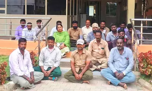 बकाया टैक्स की मांग: नगर पालिका के मुख्य अधिकारी धरने पर बैठे
