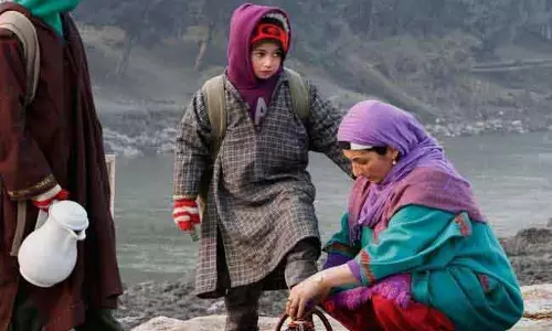बर्फबारी के बाद Kashmir में मौसम से राहत मिली, लेकिन ठंड का प्रकोप बढ़ गया।