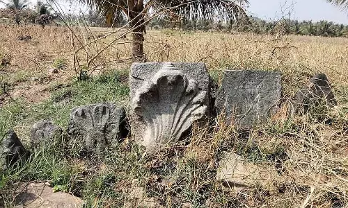 Lakkundi में नौवें दिन भी खुदाई जारी: 7 सिर वाला कोबरा पत्थर मिला Lakkundi में नौवें दिन भी खुदाई जारी: 7 सिर वाला कोबरा पत्थर मिला