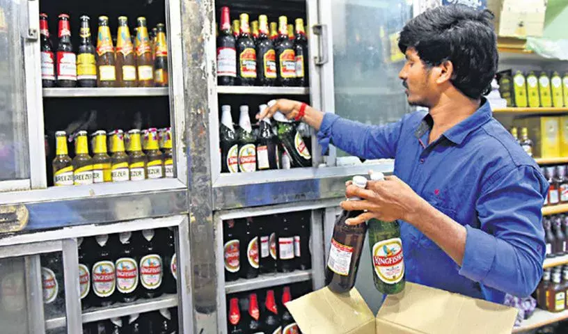 राजगोपाल रेड्डी के समर्थकों से परेशानी के डर से शराब की दुकानें दोपहर 1 बजे के बाद ही खुलीं