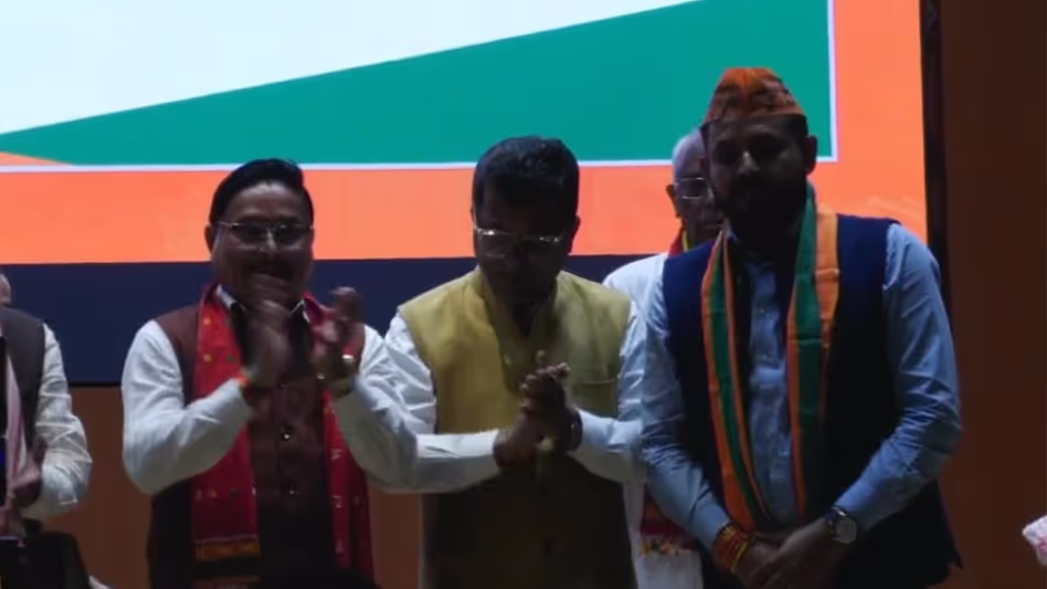 असम में AASU के पूर्व महासचिव शंकरज्योति बरुआ बीजेपी में शामिल हो गए असम में AASU के पूर्व महासचिव शंकरज्योति बरुआ बीजेपी में शामिल हो गए
