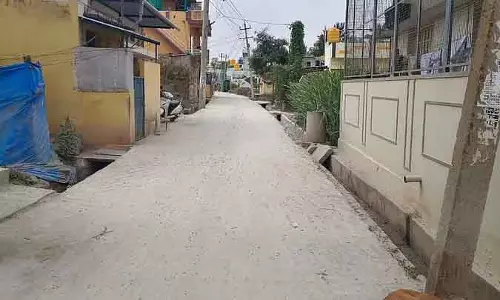 Devanahalli : एक महीने के अंदर सड़क तोड़ दी गई Devanahalli : एक महीने के अंदर सड़क तोड़ दी गई
