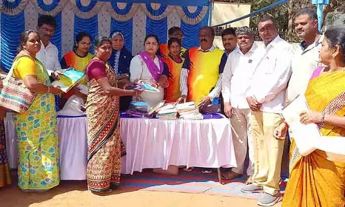 Karnataka: आंगनवाड़ी और नगर निगम कर्मचारियों को साड़ियां बांटी गई