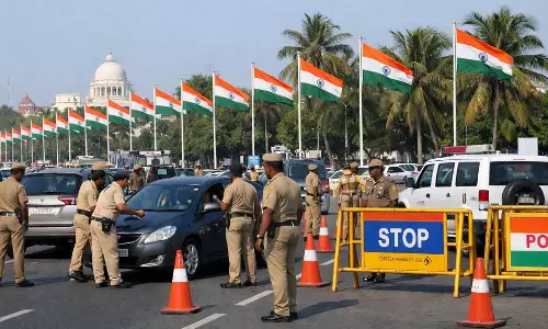 77वें गणतंत्र दिवस, Chennai में ड्रोन पर बैन, 7,500 पुलिसकर्मियों के साथ सुरक्षा बढ़ाई गई 77वें गणतंत्र दिवस, Chennai में ड्रोन पर बैन, 7,500 पुलिसकर्मियों के साथ सुरक्षा बढ़ाई गई